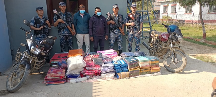 सशस्त्र प्रहरीद्धारा तस्करीको कपडा सहित दुई नियन्त्रण
